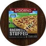 Un paquete de pizza con una etiqueta que dice "MASA RELLENA DE QUESO Y TOCINO" sobre una superficie de madera.